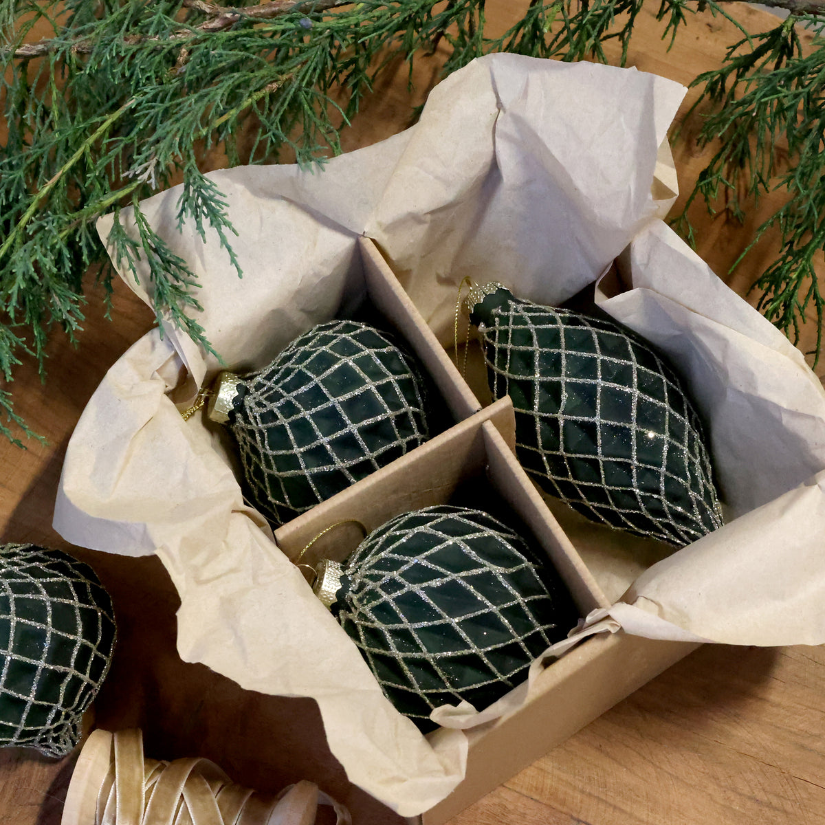 Chic Antique Glazen Kerstballen – Olijfgroen en Goud– Set van 3 – Kersthangers met Glitter – Luxe Kerstboomdecoratie
