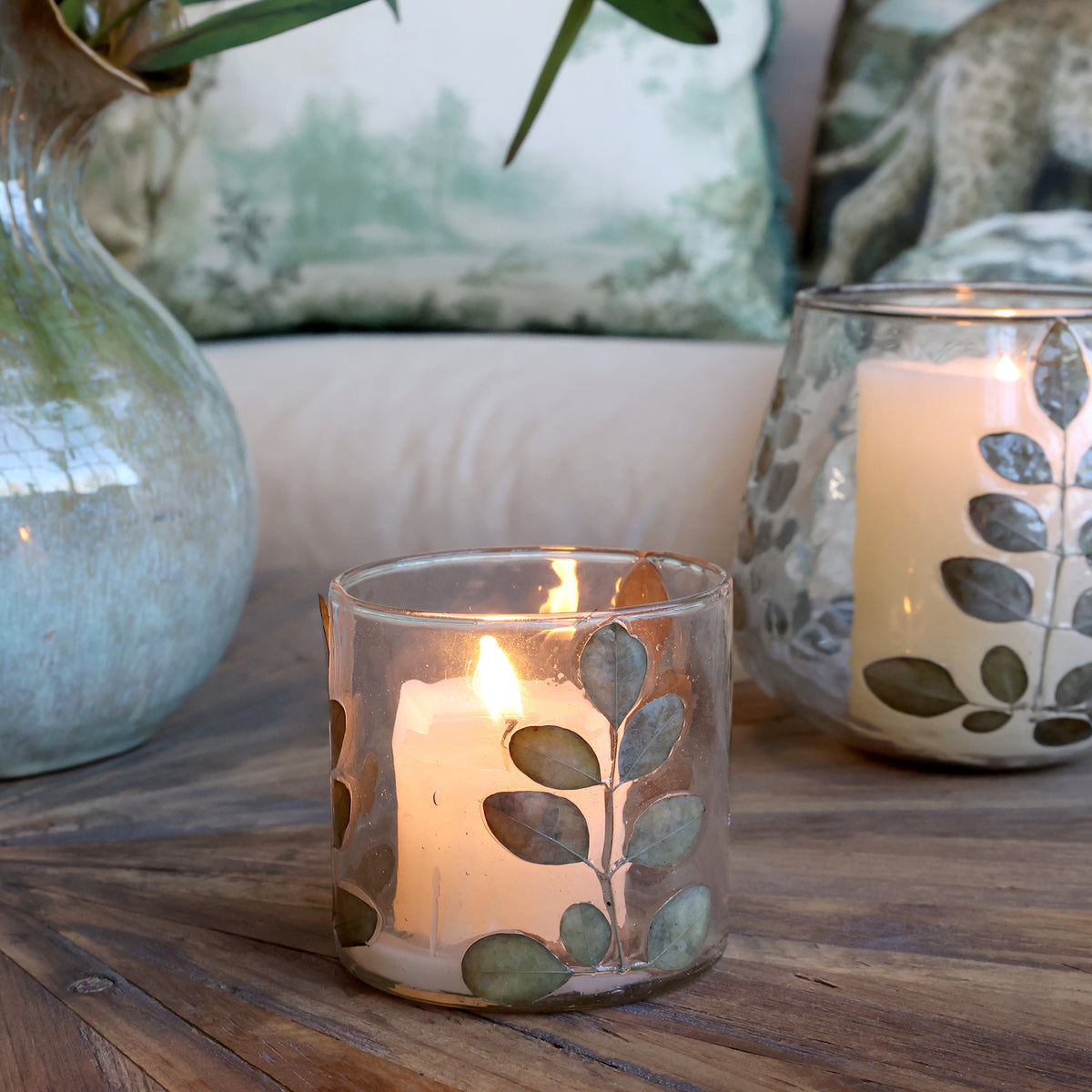 Chic Antique waxinelichthouder met Gedroogde Bladeren – Glas – Transparant – Ø 8 x 8 cm – Natuurlijke Woondecoratie
