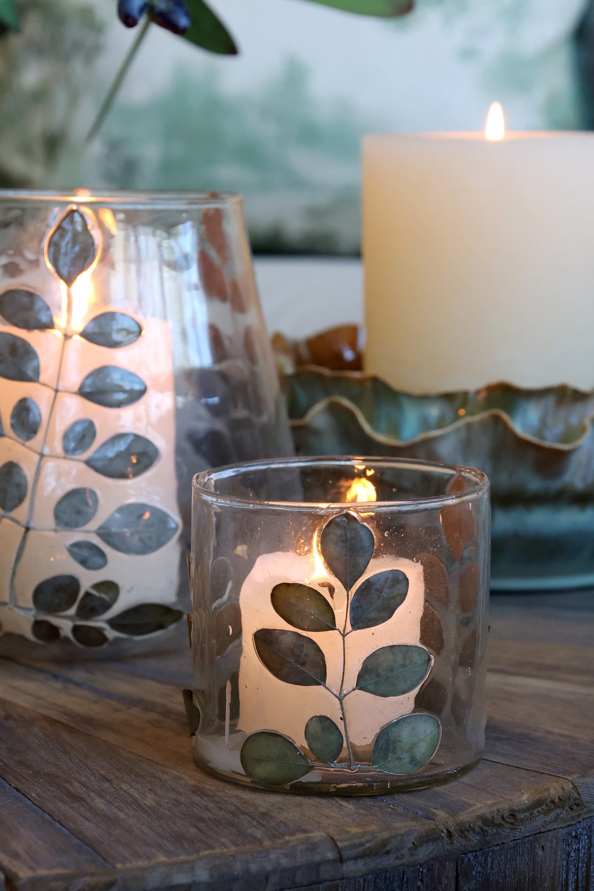 Chic Antique waxinelichthouder met Gedroogde Bladeren – Glas – Transparant – Ø 8 x 8 cm – Natuurlijke Woondecoratie