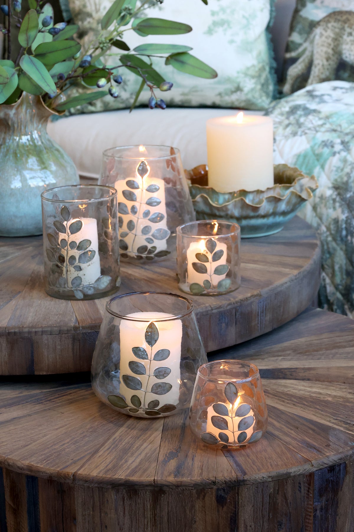 Chic Antique waxinelichthouder met Gedroogde Bladeren – Glas – Transparant – Ø 8 x 8 cm – Natuurlijke Woondecoratie