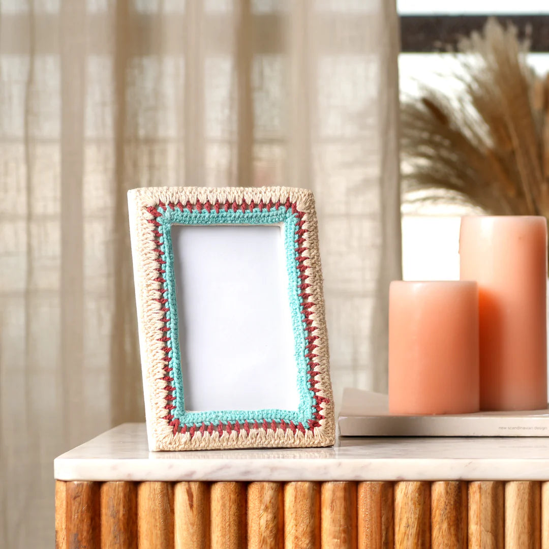 Treasure Hunt Fotolijst 10x15 cm – Boho Fotokader met Gehaakte en Geborduurde Rand – Aqua/Naturel/Multi-colour