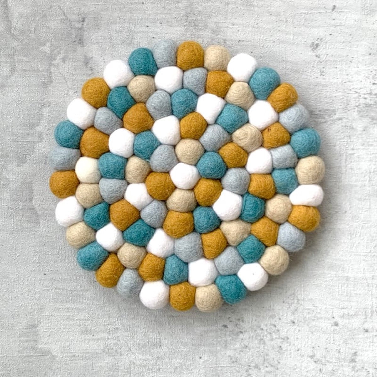 Vilten bolletjes onderzetter 22cm - Multicolor - wit, lichtblauw, turquoise, geel